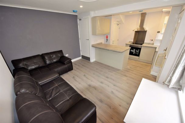 3 bedroom House in Harold Place (58), Leeds - Photo 1