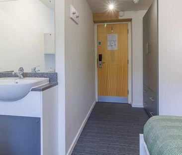 1 bedroom in a flat share to rent - Photo 2