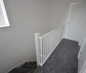 3 bedroom Semi-detached house To Let - Photo 2