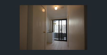 3 Bedroom Villa - Easy access to Victoria Park Aqualife Centre, New Train Station. - Photo 3