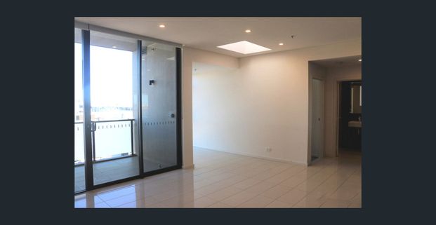 Large size bedroom | Air-conditioning | Tiles flooring in living room - Photo 1