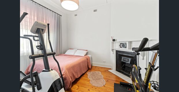 Character cottage and so close to everything! - Photo 1