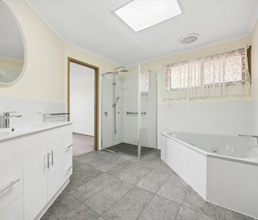 Spacious Family Home in Quiet Court Location - Photo 6