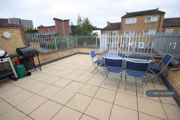 1 bedroom in a house share to rent - Photo 1