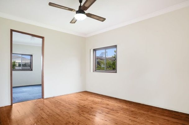 Low-Maintenance Living in the Heart of Lake Illawarra - Photo 1