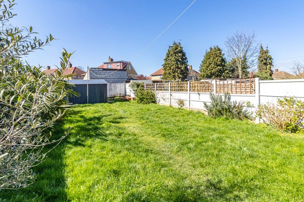 3 Bed Terraced House, Hengist Road, SE12 - Photo 1