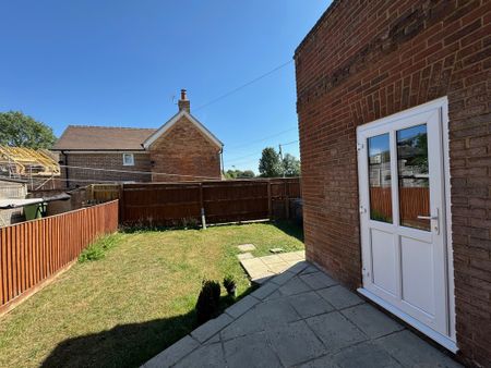 2 bed end of terrace house to rent in The Common, High Wycombe, HP14 - Photo 3