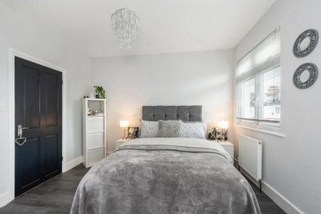 4 bedroom semi-detached house to rent - Photo 3
