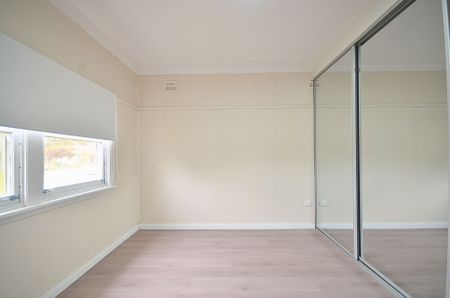Renovated 2 Bedroom House!! - Photo 2