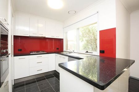 Easy Living in Doncaster – Air-Conditioned 3-Bedroom Unit Available Now - Photo 2