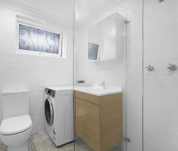 Refurbished 2 Bedroom Apartment Flooded With Natural Light! - Photo 5