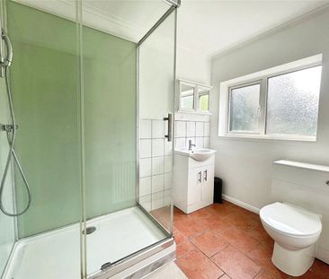 Queens Road, Egham, Surrey, TW20 9RT - Photo 4