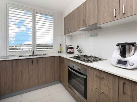 Stylish Apartment in the Heart of Campbelltown - Photo 3