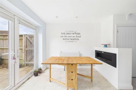 3 bedroom House in Merrifield Close, Reading - Photo 4