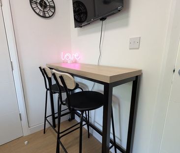 Studio Flat, Askew Road, W12 - Photo 2