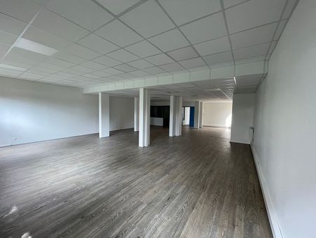 Location local commercial 2 pièces, 125.00m², Bourg-en-Bresse - Photo 2