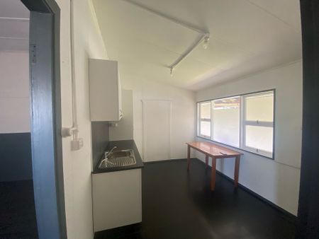 Renovated Studio Apartment - Photo 3