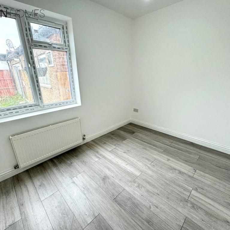 4 bedroom flat to rent - Photo 1