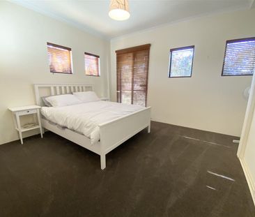 Large 3 level Townhouse! - Photo 3