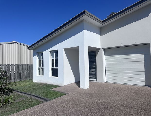 1 / 96 Bradman Way, Urangan QLD 4655 - Photo 1