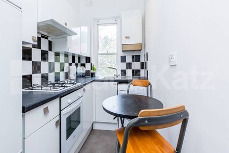 large two bedroom split level property situated in Muswell Hill - Photo 4