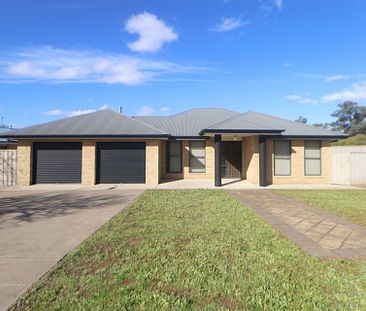 81 Pinaroo Drive Glenfield Park NSW - Photo 1