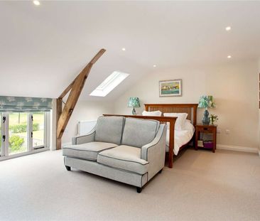 A four bedroom barn conversion surrounded by countryside. - Photo 5