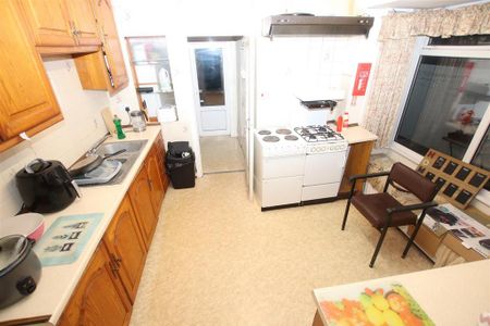 1 bedroom in a house share to rent - Photo 2