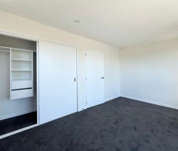 Near new modern 2-Bedroom Townhouse - Prime Location! - Photo 2