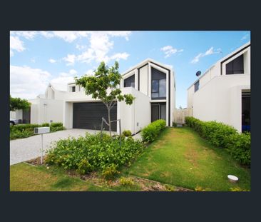 Beautifully presented home in The Heights. - Photo 4