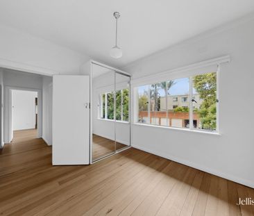 Art Deco Two Bedroom Residence with Modern Comforts and Private Access - Photo 3