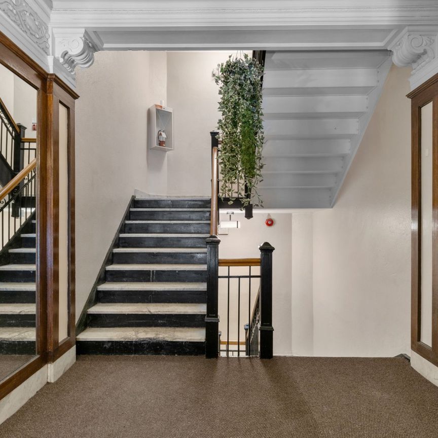 2090 Rue Sherbrooke O., Montréal (Ville-Marie), QC H3H - Photo 1
