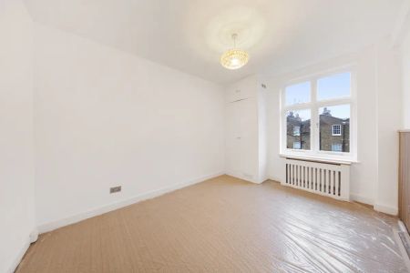 1 bedroom flat in St John's Wood - Photo 4