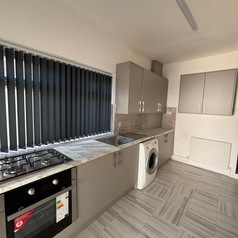 4 bedroom terraced house to rent - Photo 1