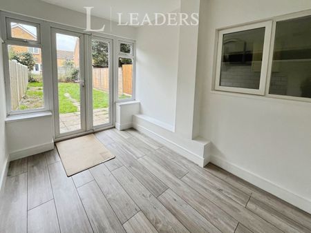 3 bedroom house to rent Dudley Road, CO15 - Photo 4