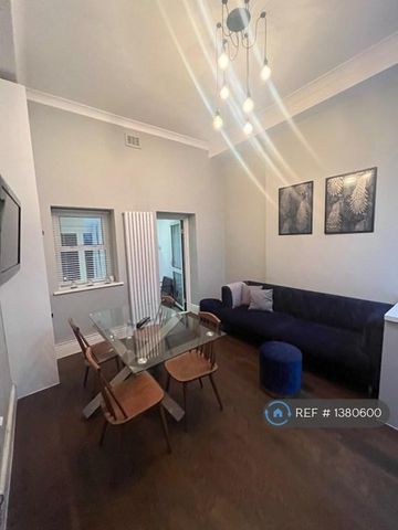 3 bedroom flat to rent - Photo 4