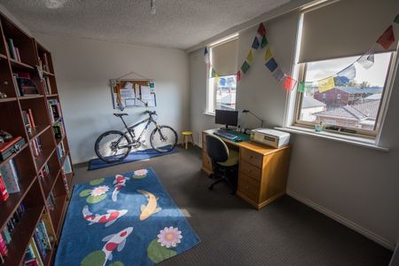 Spacious & Sunlit 2-Bedroom Apartment in the Heart of Brunswick - Photo 3