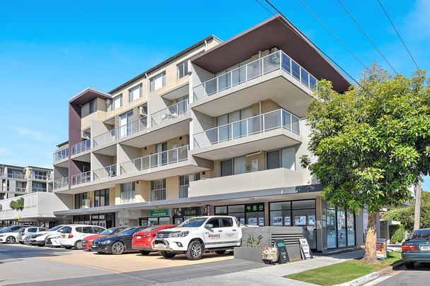 Modern Living in a Stunning Split-Level 2 Bedroom Apartment&excl; - Photo 1