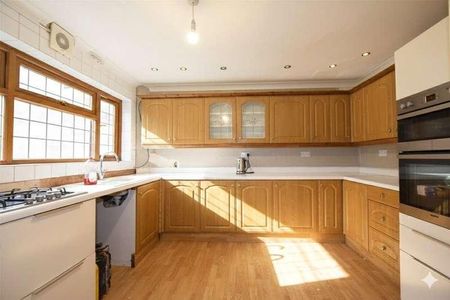 Thatches Grove, Romford, RM6 - Photo 4