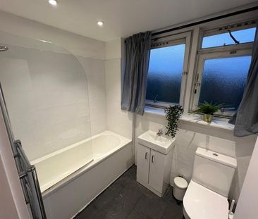 Room in a Shared House, Battersea Park Road, SW8 - Photo 3