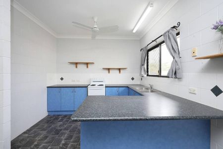 Fully Air conditioned - Fenced Backyard – Side Access - Photo 4
