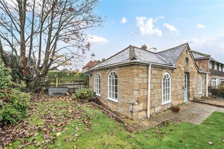 An immaculately presented converted Coach House close to Hawkhurst village - Photo 3