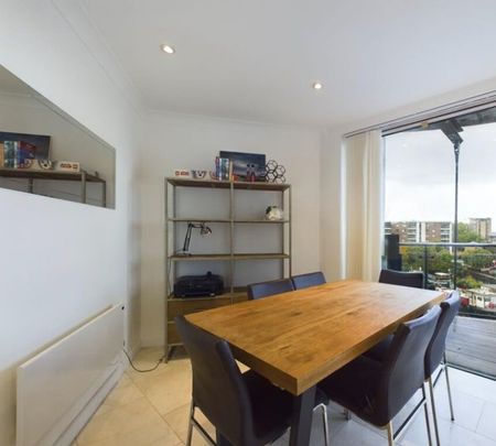 3 Bed Flat, Boardwalk Place, E14 - Photo 1