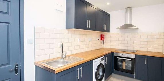 Raymond Crescent, Guildford, Surrey, GU2 - Photo 2