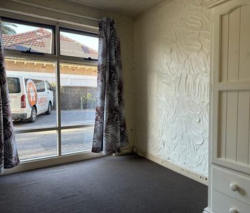 Cozy 2 Bedroom Unit - Walking distance to Glenelg Beach - Photo 2