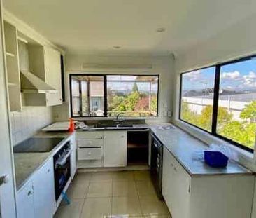 4 bedroom 2 bathroom in Chatswood - Photo 3