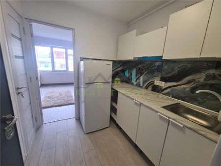 Garsoniera renovata, mobilata si utilata intrare Racadau - Fotografie 3