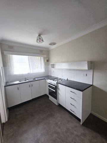 Available Now! Well Maintained 2 Bedroom Unit in a Convenient Location! - Photo 4