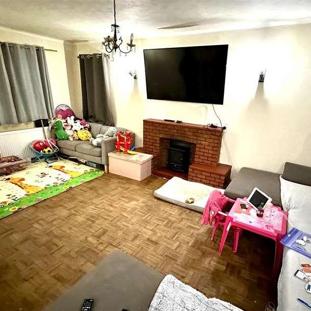 Cove Road, Farnborough, GU14 - Photo 1