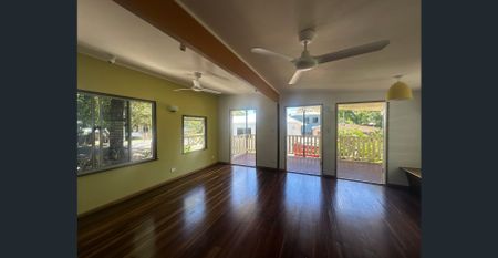 Renovated Coastal Home in Prime Eimeo Location - Photo 2